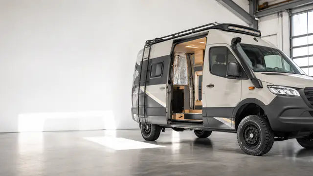 Ausgebauter Camper mit geöffneter Schiebetür